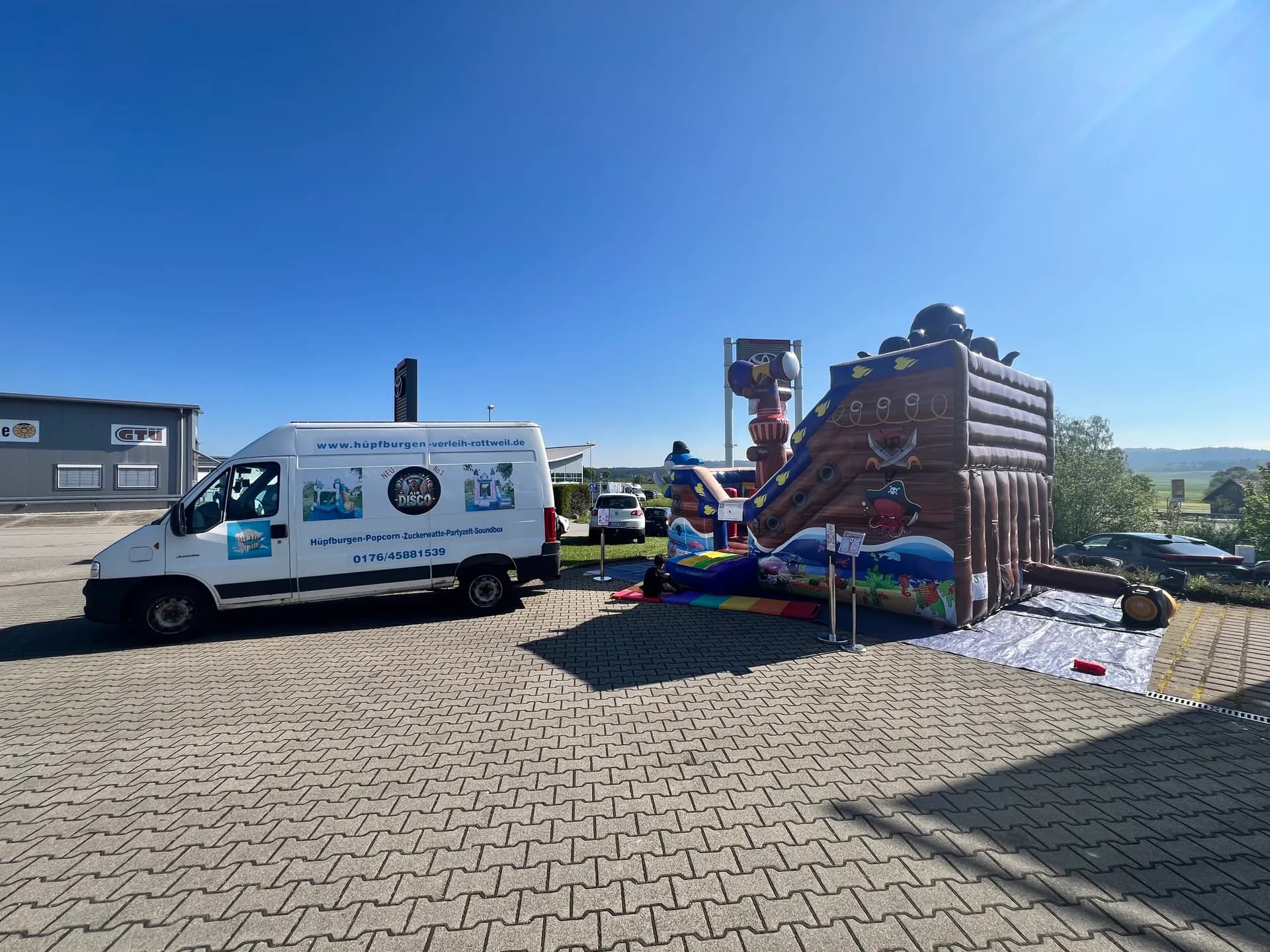 Oktopus Schiff Hüpfburg und Lieferfahrzeug bei einer Firmenfeier