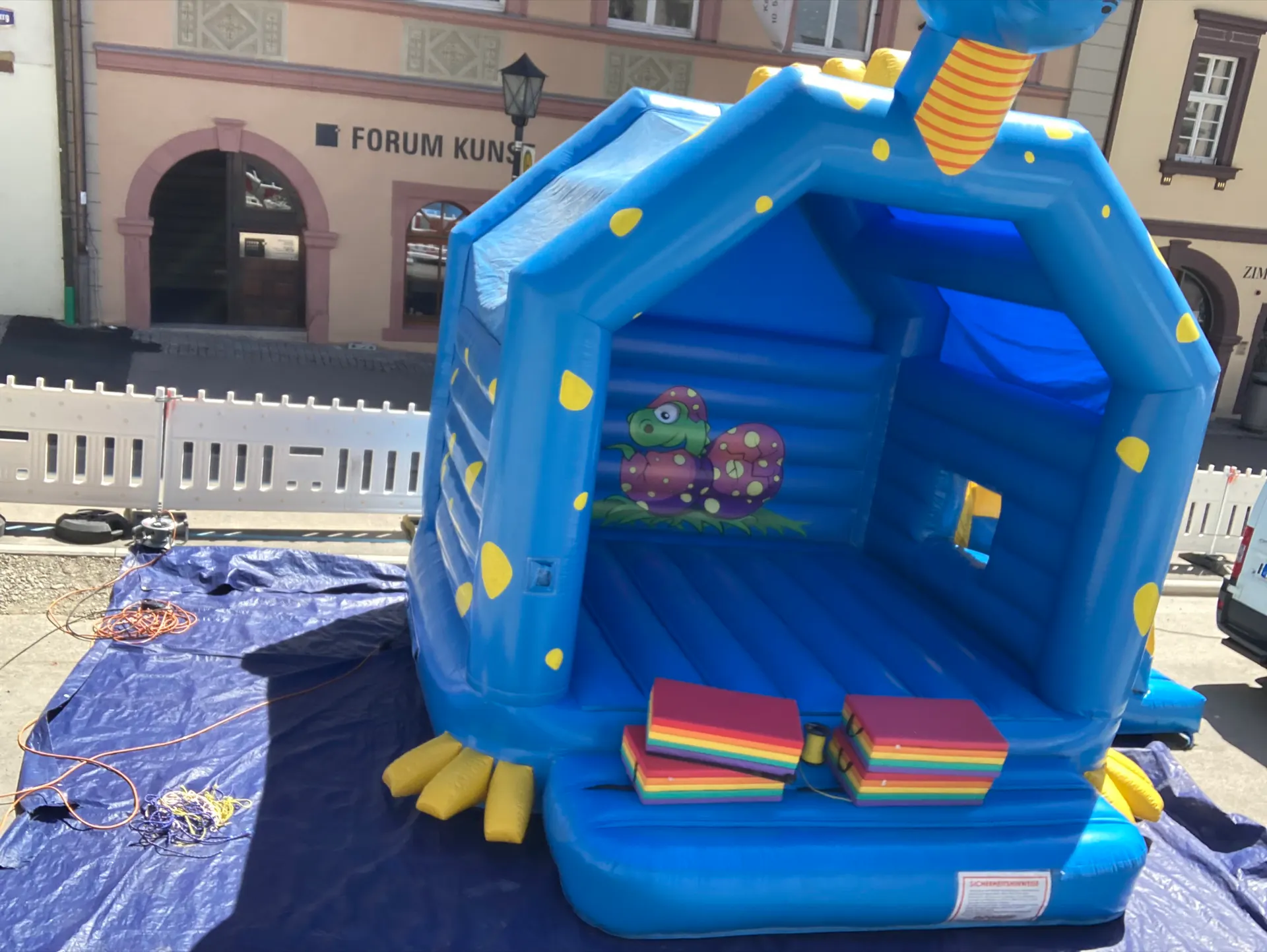Dino Hüpfburg auf dem Gelände eines Baustellenfests bei Rottweil