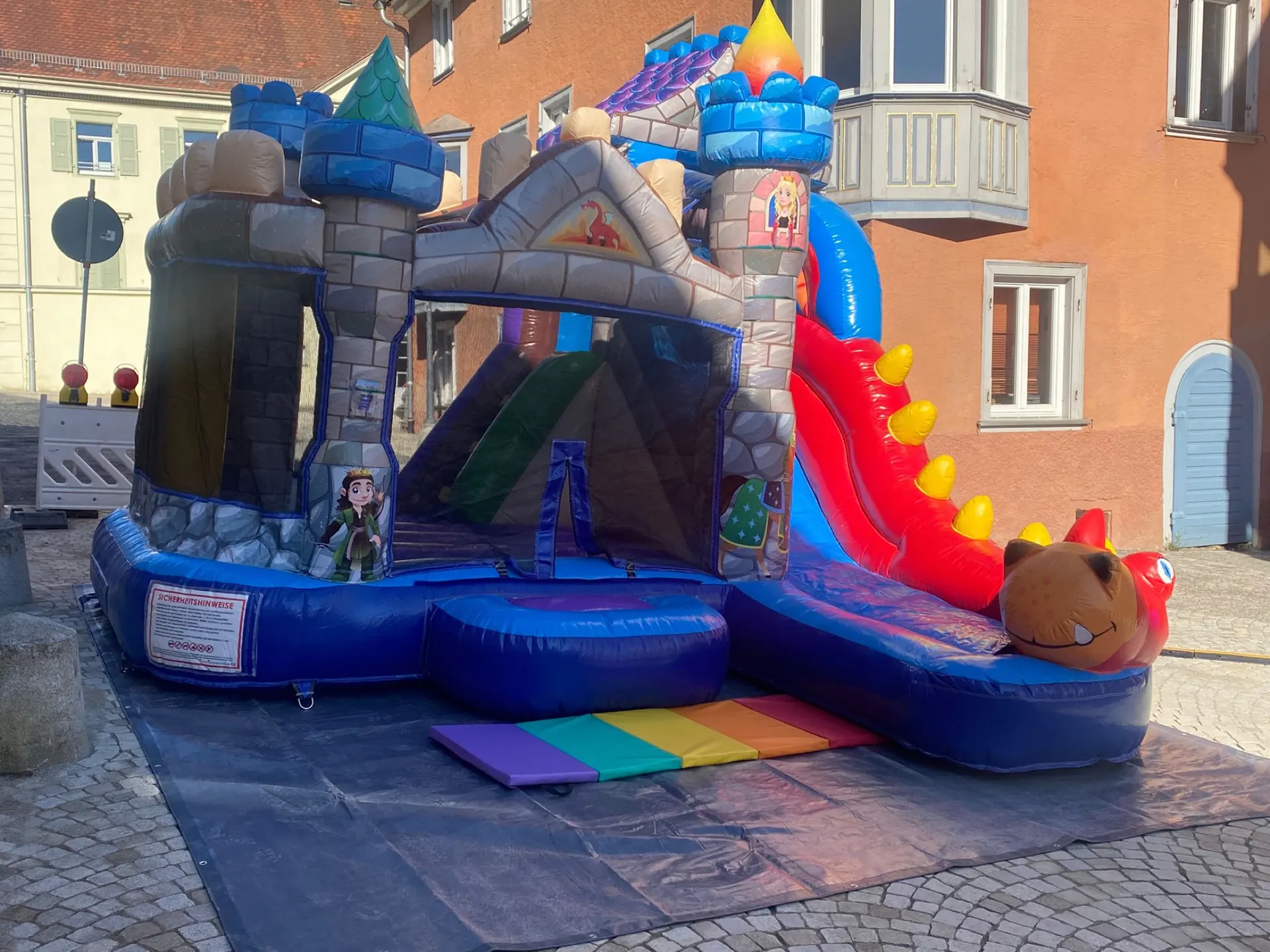 Drachen Hüpfburg beim Eröffnungsfest in der Brudergasse Rottweil
