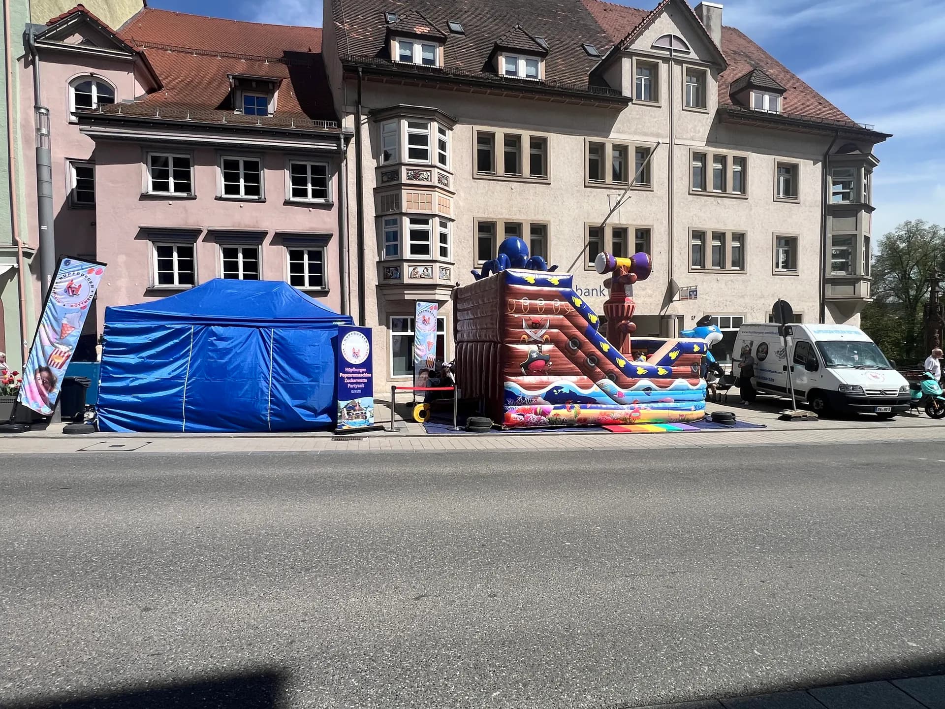 Eventaufbau mit Oktopus Hüpfburg und Fun Food Stand bei einem Eröffnungsfest