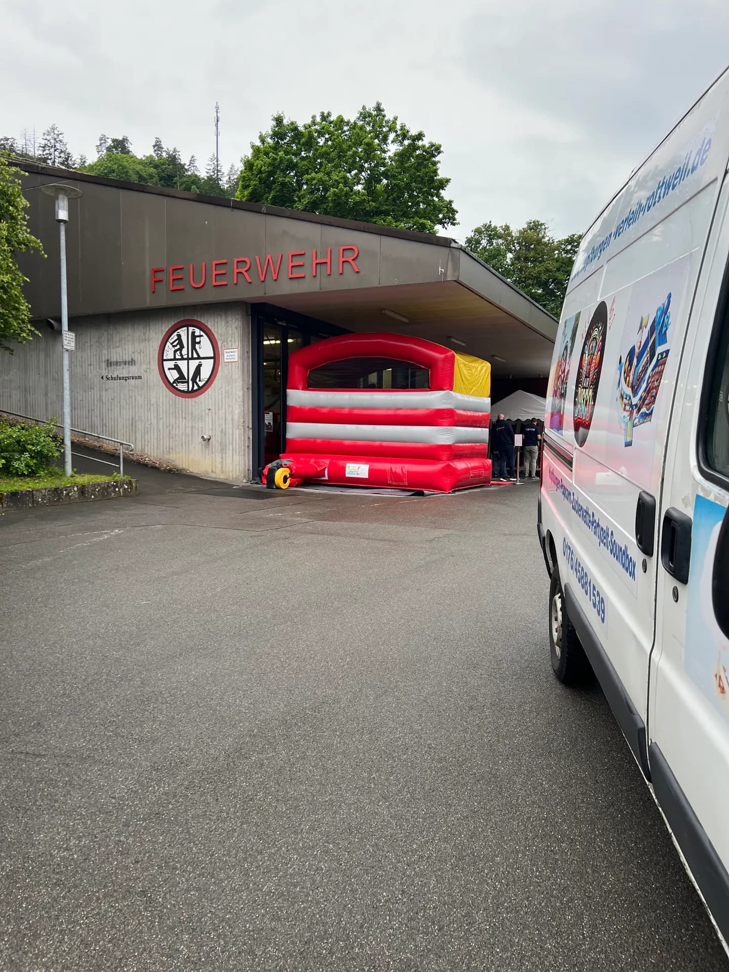 Feuerwehr Hüpfburg neben Einsatzfahrzeugen in Oberndorf