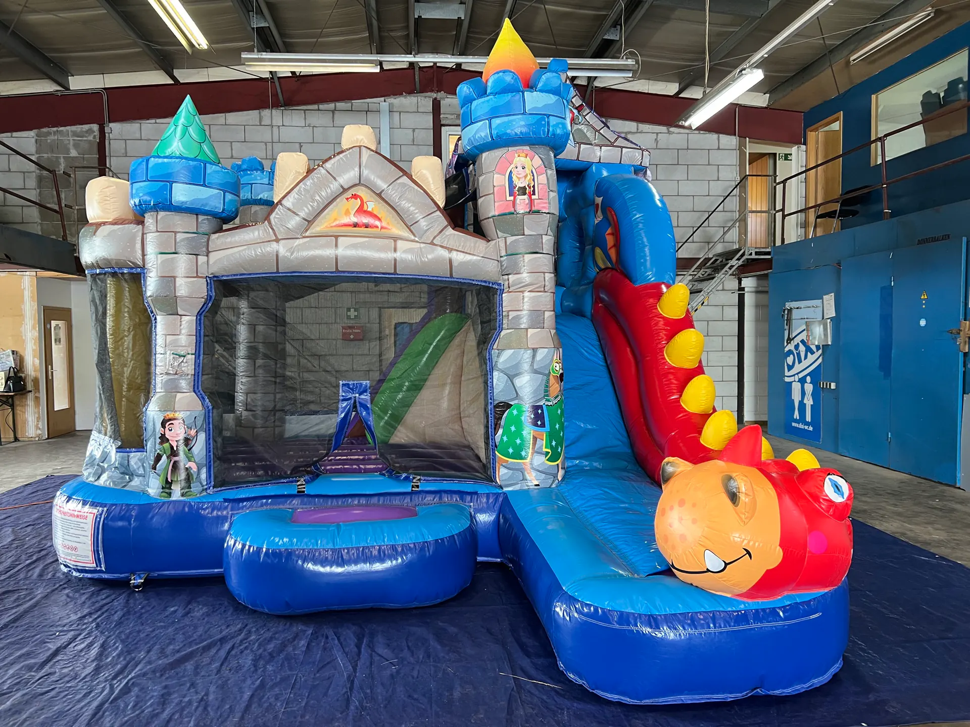 Drachen Hüpfburg in einer großen Halle beim Firmenfest von DIXI