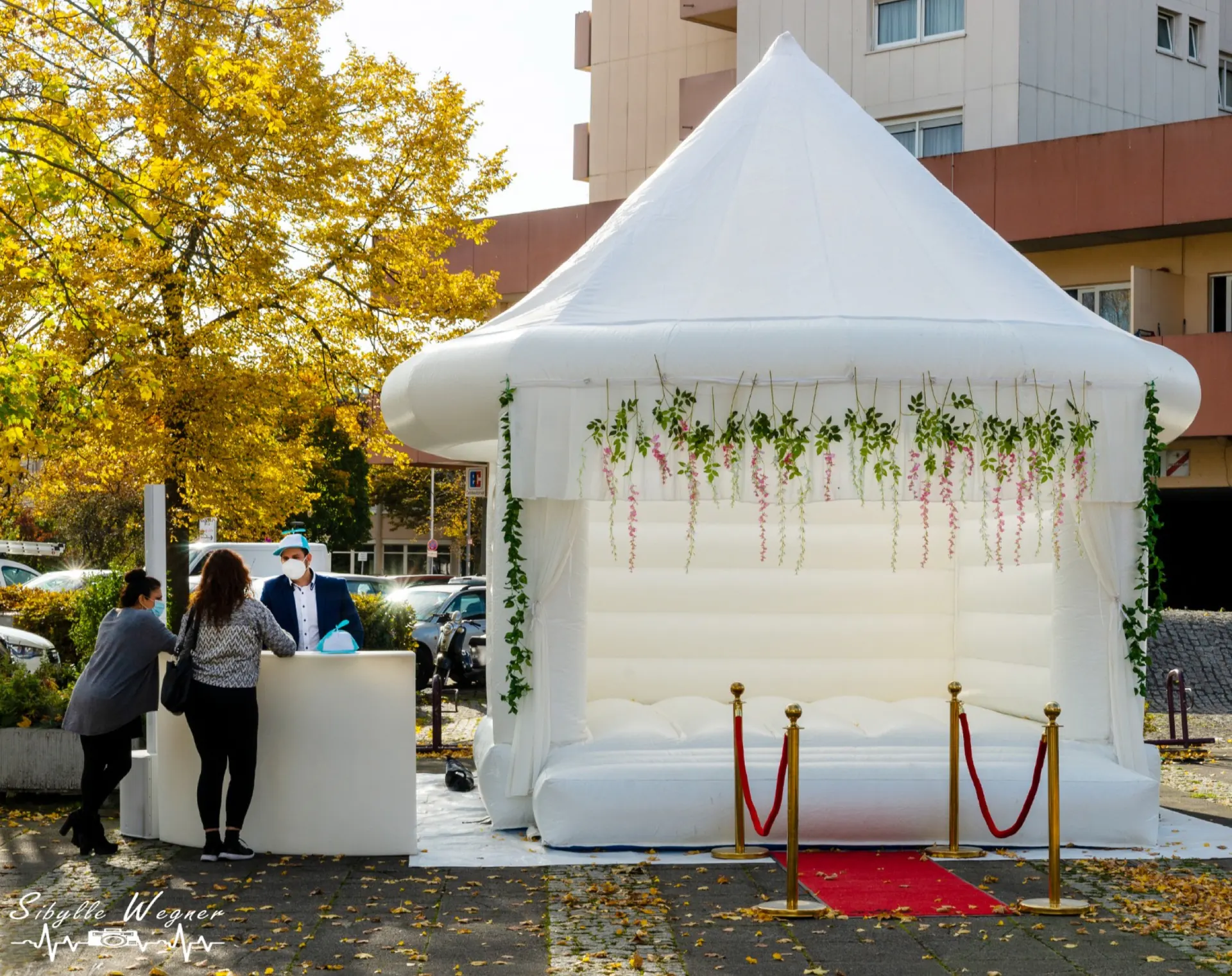 Weiße Hochzeitshüpfburg im Außenbereich einer Hochzeitslocation