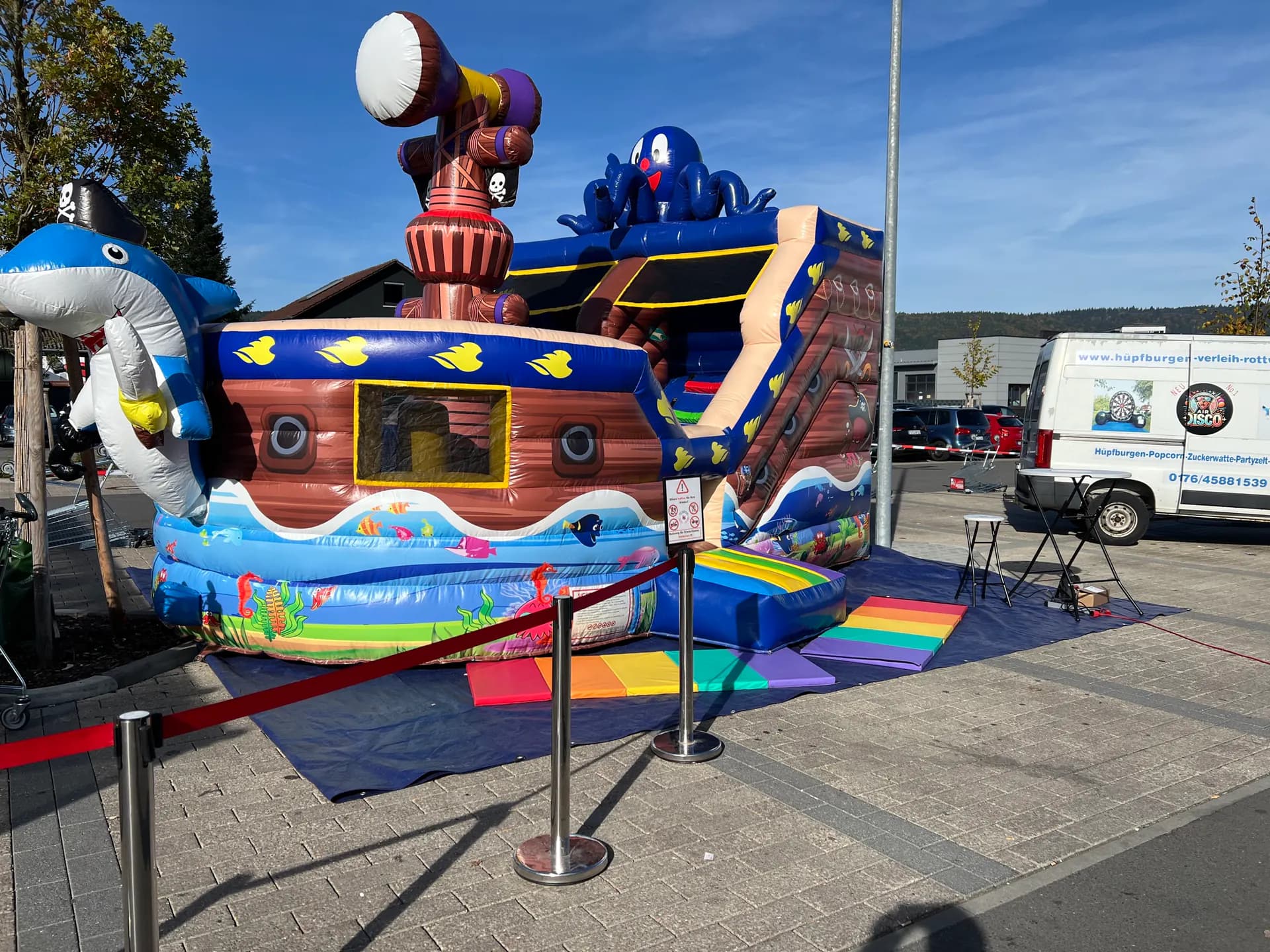 Oktopus Schiff Hüpfburg beim Firmenfest von Kaufland Tuttlingen