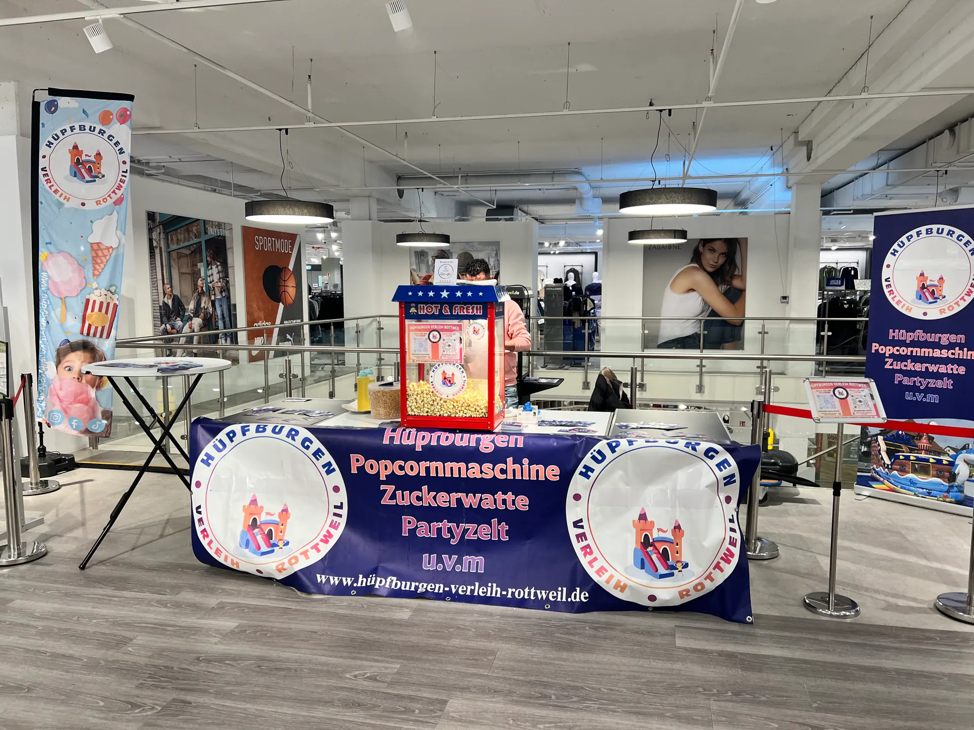 Popcornmaschine und Eventstand im Modepark Röther